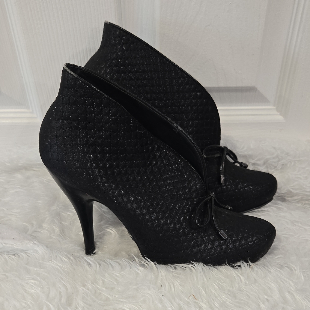 BCBGirls Black Quilted Ankle Booties Women’s Size 8B / EU 38 Bow Accent